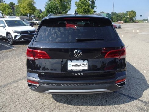 Certified 2024 Volkswagen Taos SE image 5