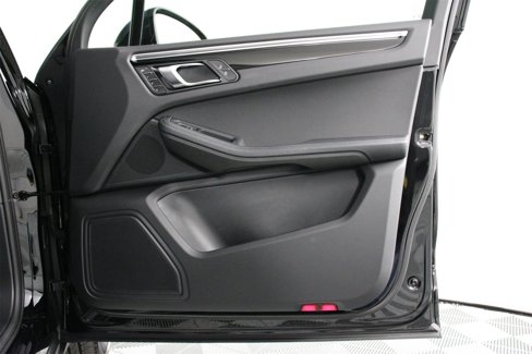 Certified 2025 Porsche Macan image 23