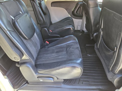 Used 2016 Chrysler Town & Country Limited image 13