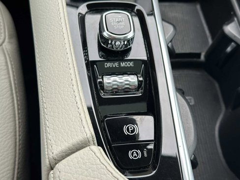 Used 2020 Volvo XC90 T5 Momentum w/ Protection Package Premier image 32