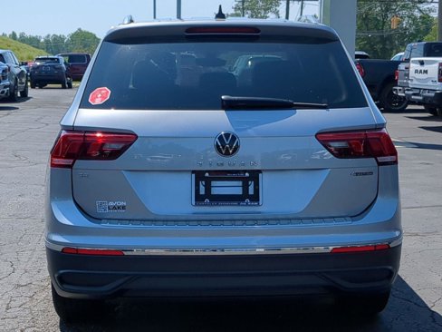 Used 2022 Volkswagen Tiguan SE w/ Panoramic Sunroof Package image 5