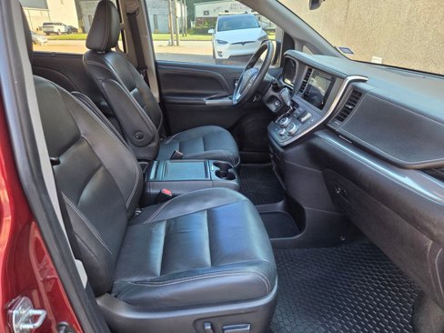 Used 2016 Toyota Sienna SE image 41
