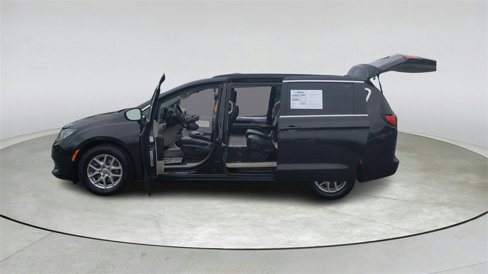 Used 2020 Chrysler Voyager Lxi image 11