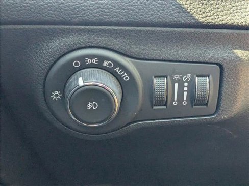 Used 2019 Jeep Compass Latitude w/ Popular Equipment Group image 17