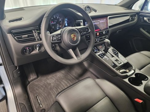 Certified 2025 Porsche Macan image 4