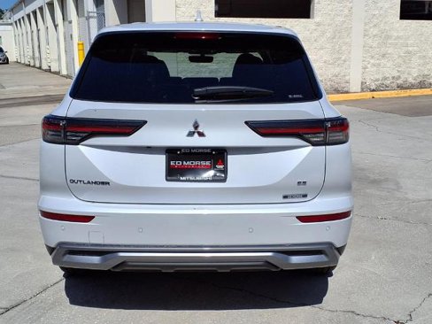 New 2025 Mitsubishi Outlander SE image 4