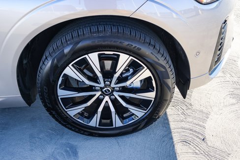 Used 2025 Volvo XC60 B5 Plus image 9