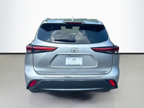 Used 2023 Toyota Highlander Limited image 6