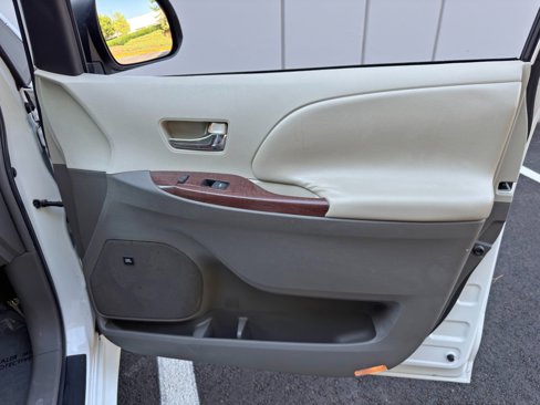 Used 2011 Toyota Sienna XLE image 43