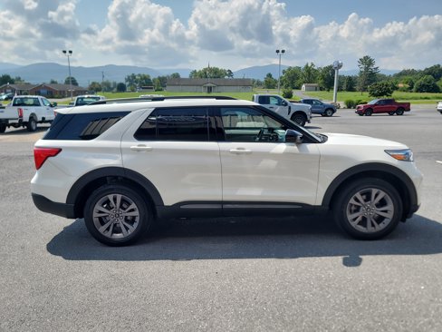 Used 2022 Ford Explorer XLT w/ Equipment Group 202A image 5