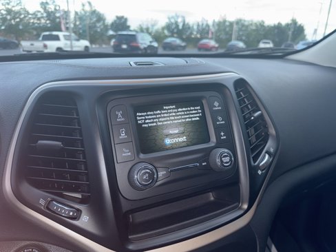 Used 2017 Jeep Cherokee Sport image 5
