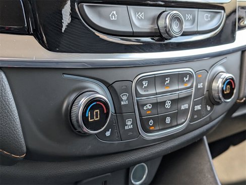 Used 2020 Chevrolet Traverse LT w/ Driver Confidence II Package image 21