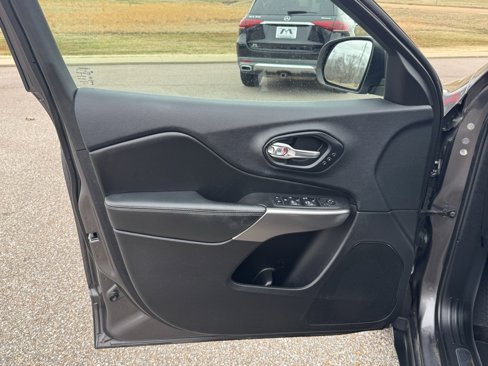 Used 2019 Jeep Cherokee Limited image 31