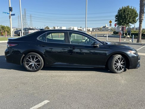 Used 2023 Toyota Camry SE image 3