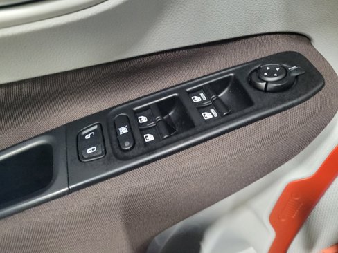 Used 2015 Jeep Renegade Latitude image 27