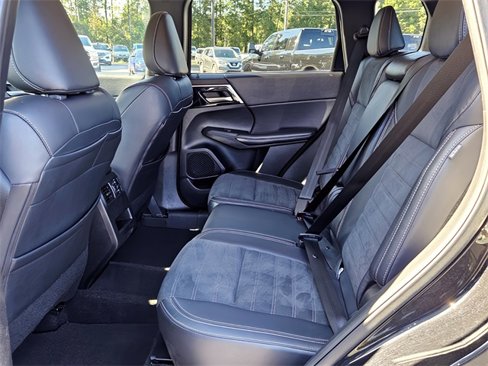 Used 2024 Mitsubishi Outlander SE image 12