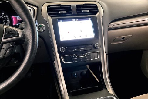 Used 2017 Ford Fusion SE w/ Fusion SE Technology Package image 7
