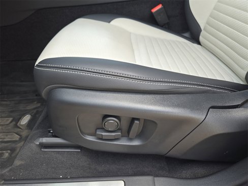 Certified 2025 Land Rover Discovery Sport Dynamic SE image 24