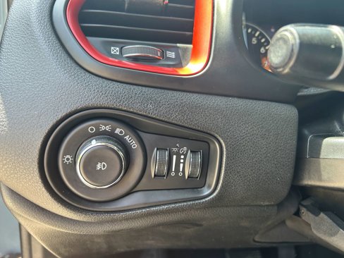 Used 2015 Jeep Renegade Trailhawk image 12