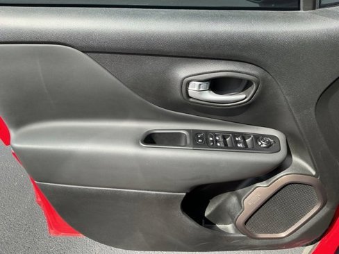 Used 2023 Jeep Renegade Latitude image 9