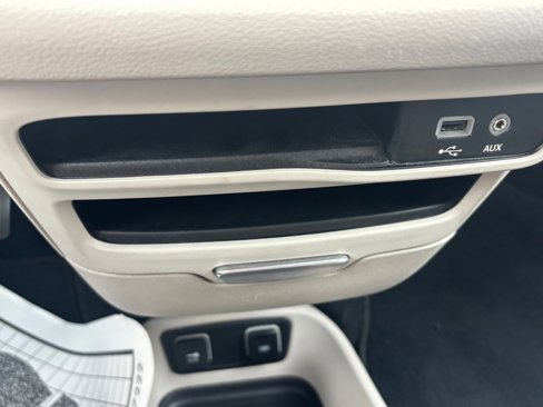 Used 2018 Chrysler Pacifica Touring-L image 38