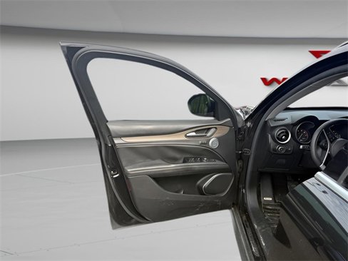 Used 2018 Alfa Romeo Stelvio Ti image 19