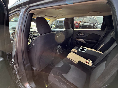 Used 2018 Jeep Cherokee Latitude w/ Altitude Package image 18