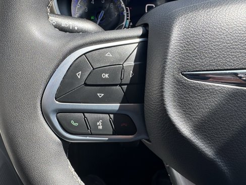 Used 2023 Chrysler Pacifica Touring-L image 15