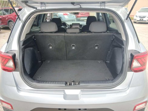 Used 2023 Hyundai Venue SE image 15