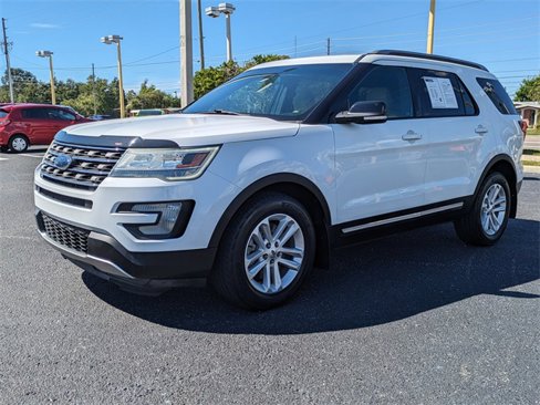 Used 2016 Ford Explorer XLT image 2