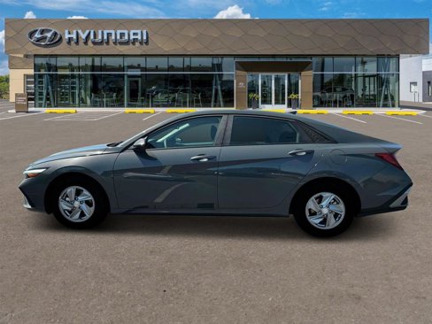 New 2025 Hyundai Elantra SE image 3