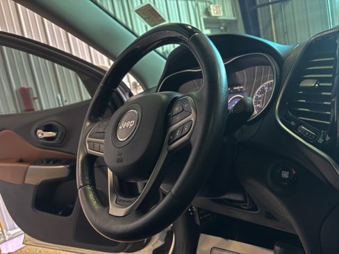 Used 2019 Jeep Cherokee Overland w/ Technology Group image 24