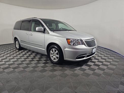 Used 2012 Chrysler Town & Country Touring image 6