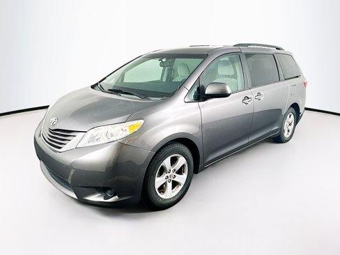 Used 2015 Toyota Sienna LE image 3