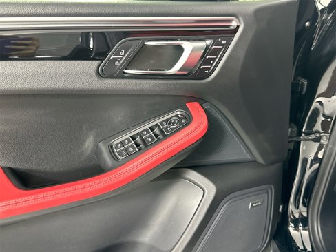 Certified 2020 Porsche Macan image 32