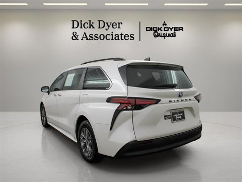 Used 2021 Toyota Sienna XLE image 11