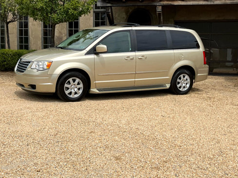 Used 2010 Chrysler Town & Country Touring image 3