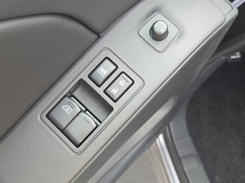 Used 2025 Nissan Frontier SV image 15