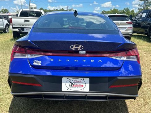Used 2024 Hyundai Elantra SEL w/ Convenience Package image 3