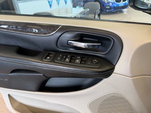 Used 2016 Chrysler Town & Country Touring image 18