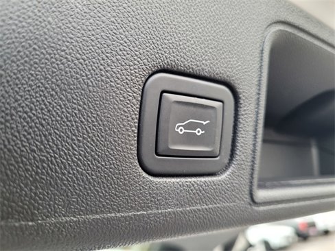 Used 2024 GMC Terrain SLT image 28