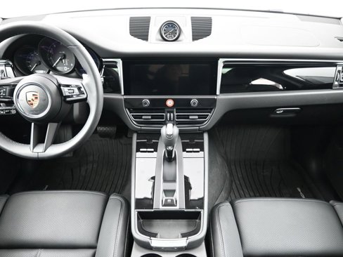 Certified 2025 Porsche Macan image 9