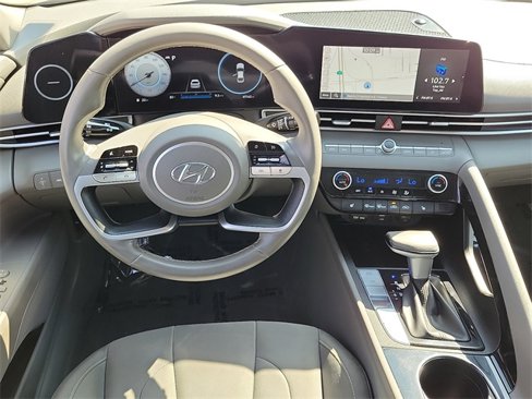 Used 2023 Hyundai Elantra SEL w/ Convenience Package image 4