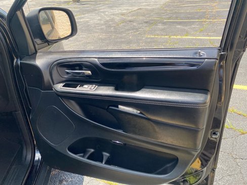 Used 2018 Dodge Grand Caravan SXT w/ Driver Convenience Group image 22