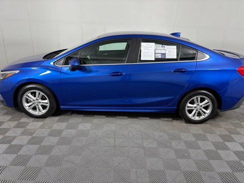 Used 2017 Chevrolet Cruze LT w/ Convenience Package image 4