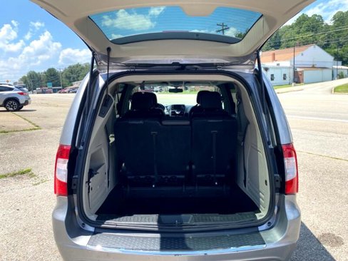 Used 2016 Chrysler Town & Country Touring image 6