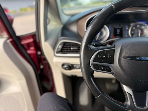Used 2019 Chrysler Pacifica Touring-L image 7