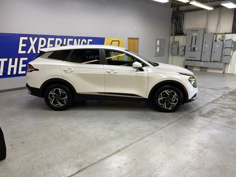 Used 2024 Kia Sportage LX image 8