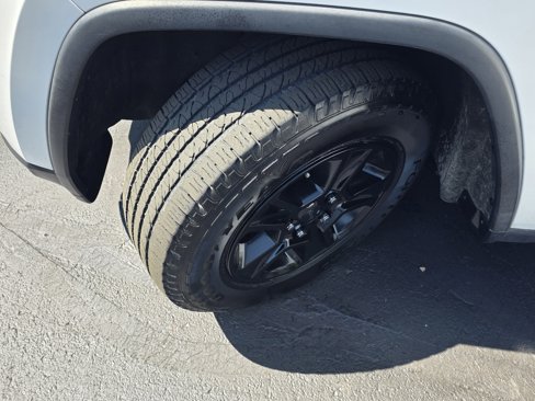 Used 2017 Jeep Grand Cherokee Laredo image 11