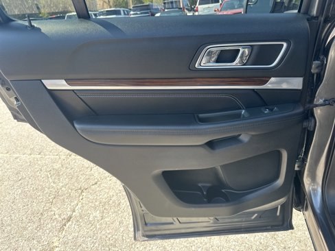 Used 2017 Ford Explorer Limited image 31